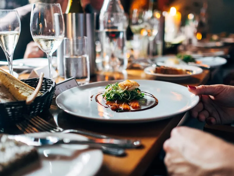 Vnitřek restaurace s prostřenými stoly